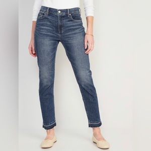 LIKE NEW: Mid-Rise Boyfriend Straight Cut-Off Jeans